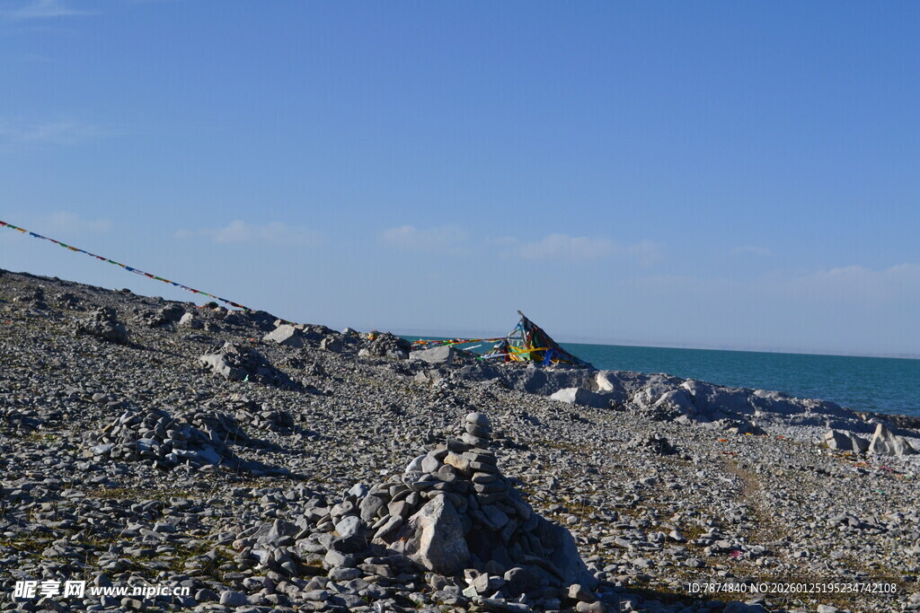 海边碎石滩风景