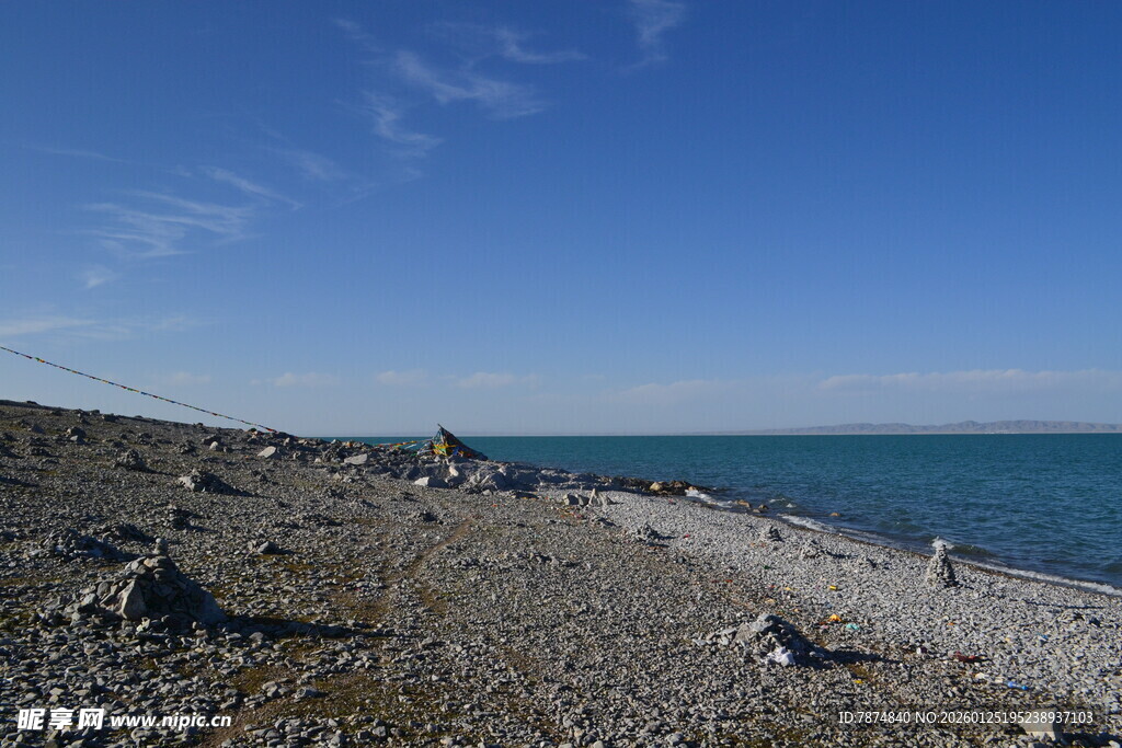 湖畔碎石滩 蓝天碧水景