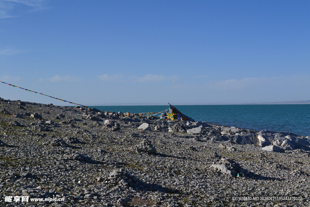 海边碎石滩上的露营场景