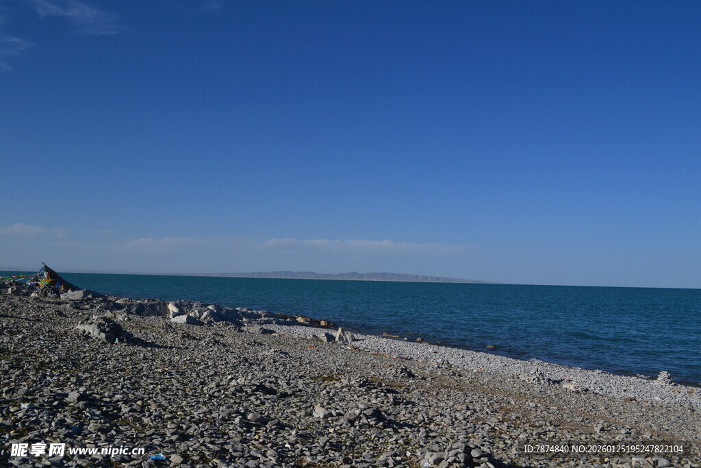 蓝色海岸边的碎石滩景