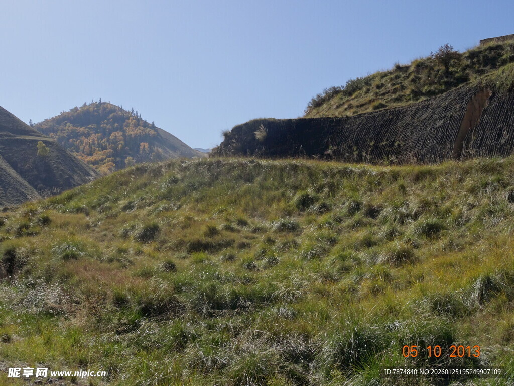 山间草地与石砌建筑景观
