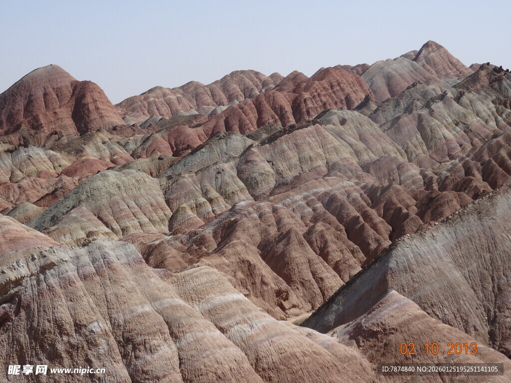 七彩斑斓的壮观丹霞地貌