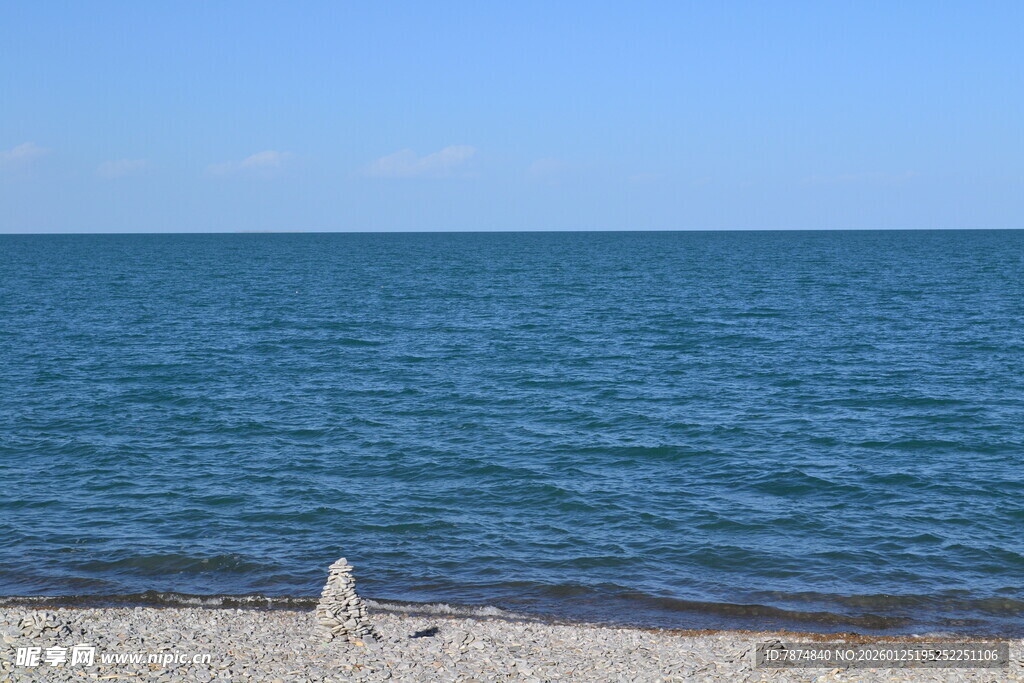 海边沙滩上的孤独小雕塑