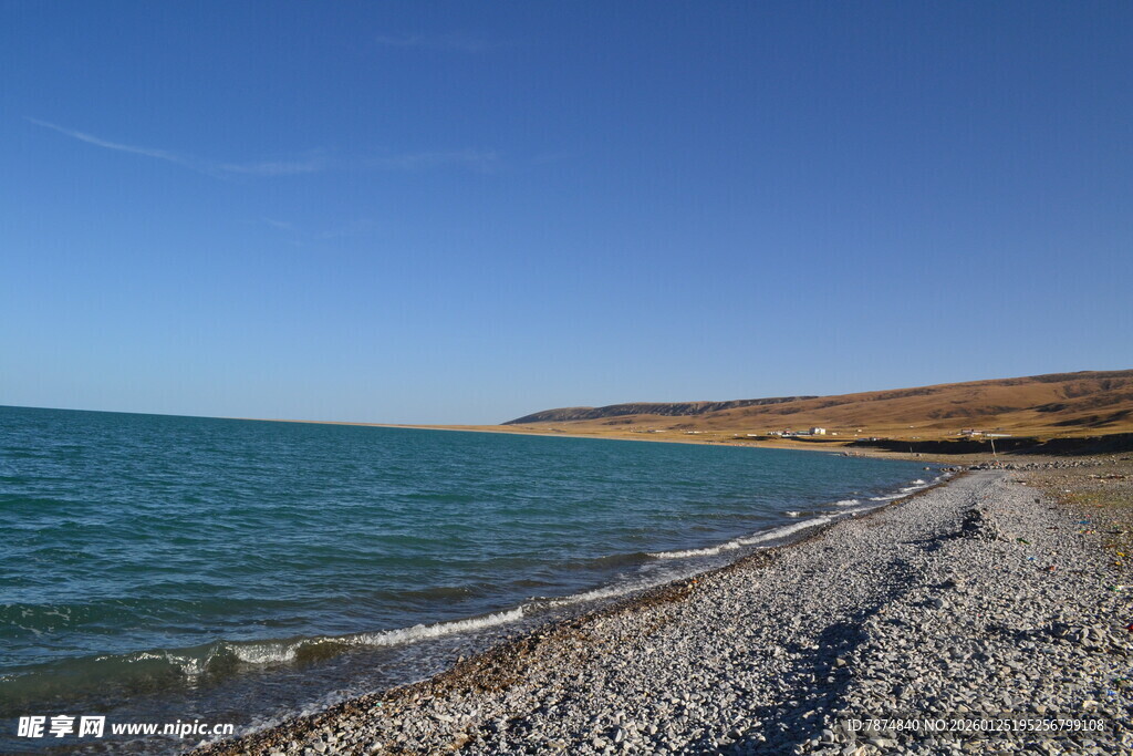 海边碎石滩的宁静景致