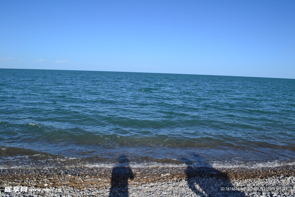 海边景象 两人脚踩碎石