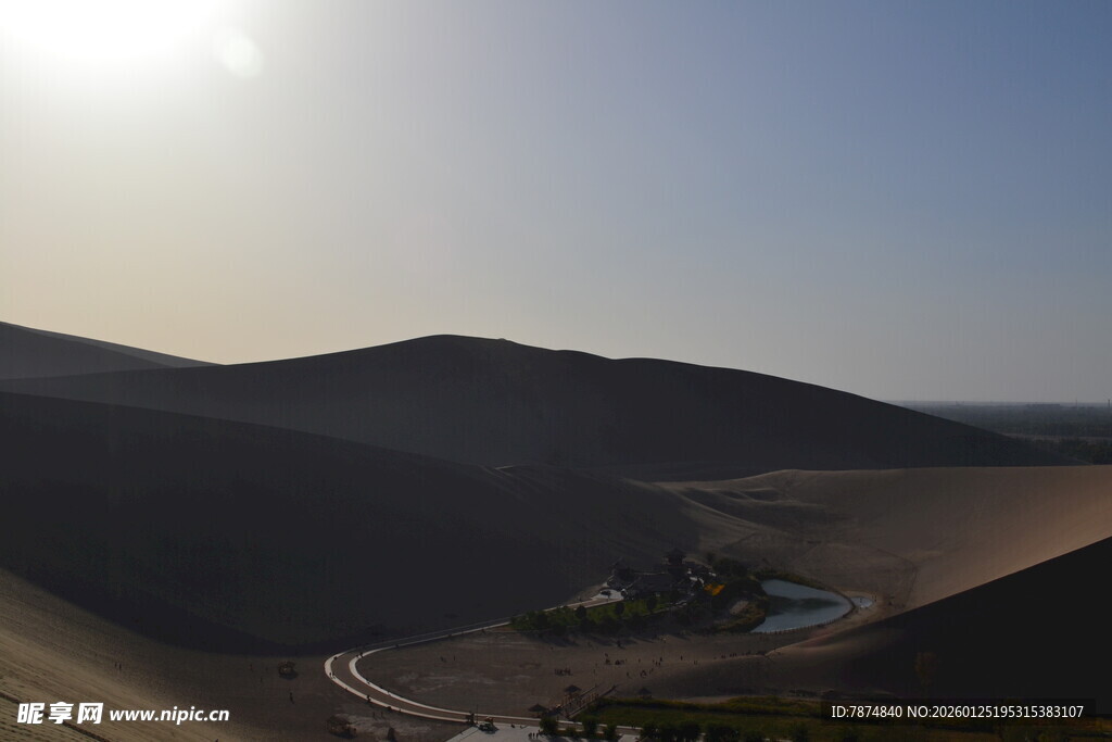 沙漠山谷中的日出美景