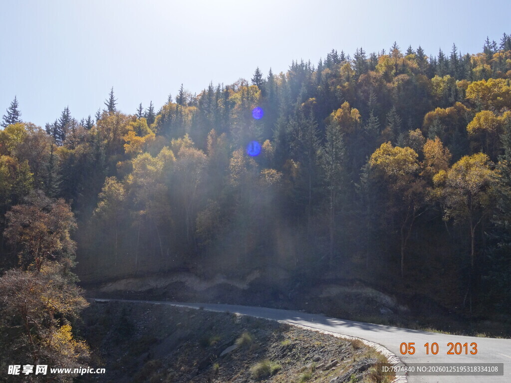 秋日山间蜿蜒公路美景