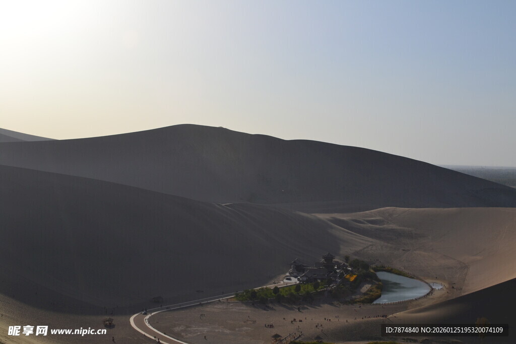 沙漠中的蜿蜒道路与建筑