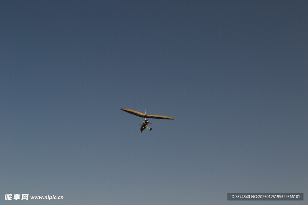 天空中飞行的小型飞机