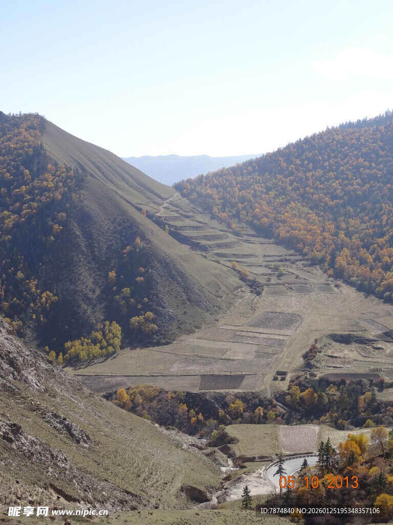 秋日山间村落美景