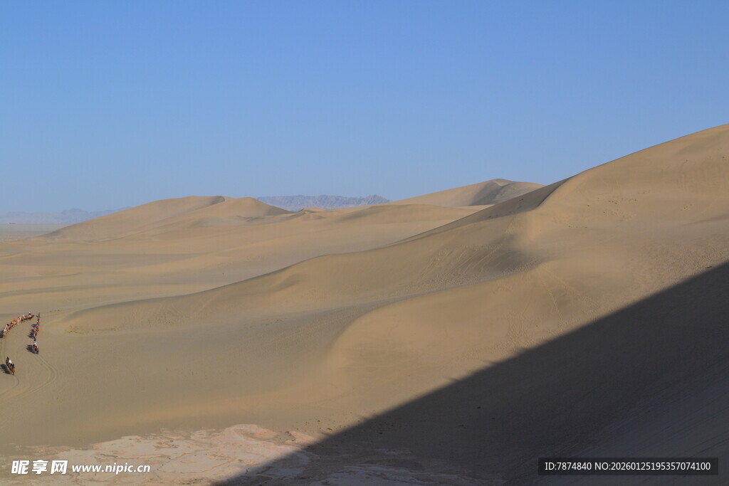 广袤沙漠中的行进队伍