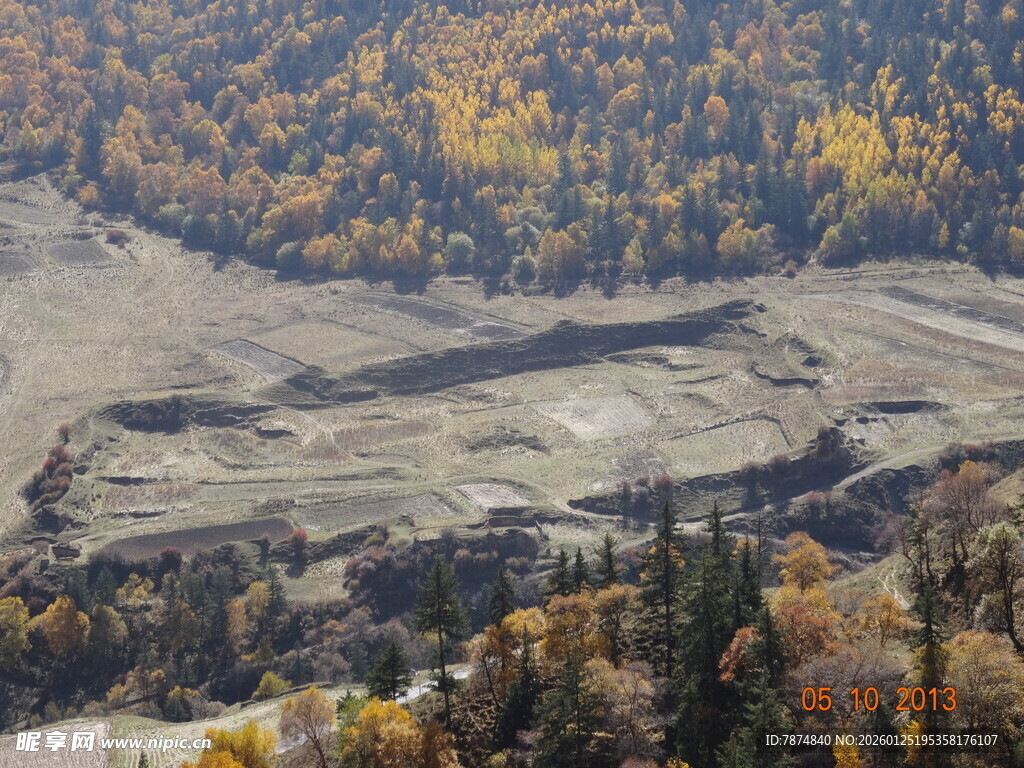 秋日山谷风景图