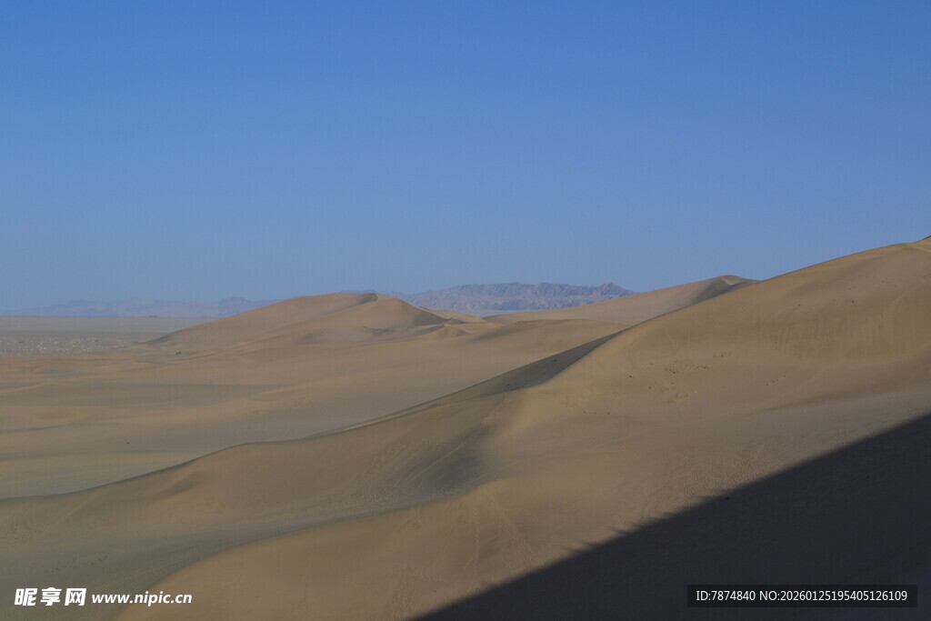 广袤沙漠 蓝天映衬沙丘