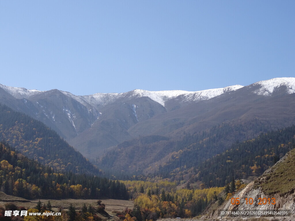 雪山下的多彩山谷风光