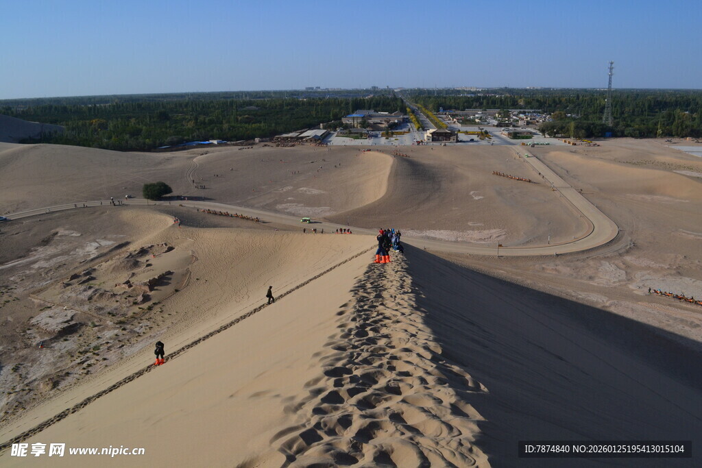 沙漠徒步者攀登沙丘之路