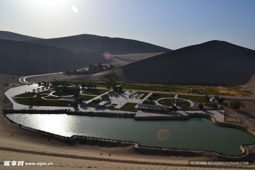 山水环绕的美丽滨水景观