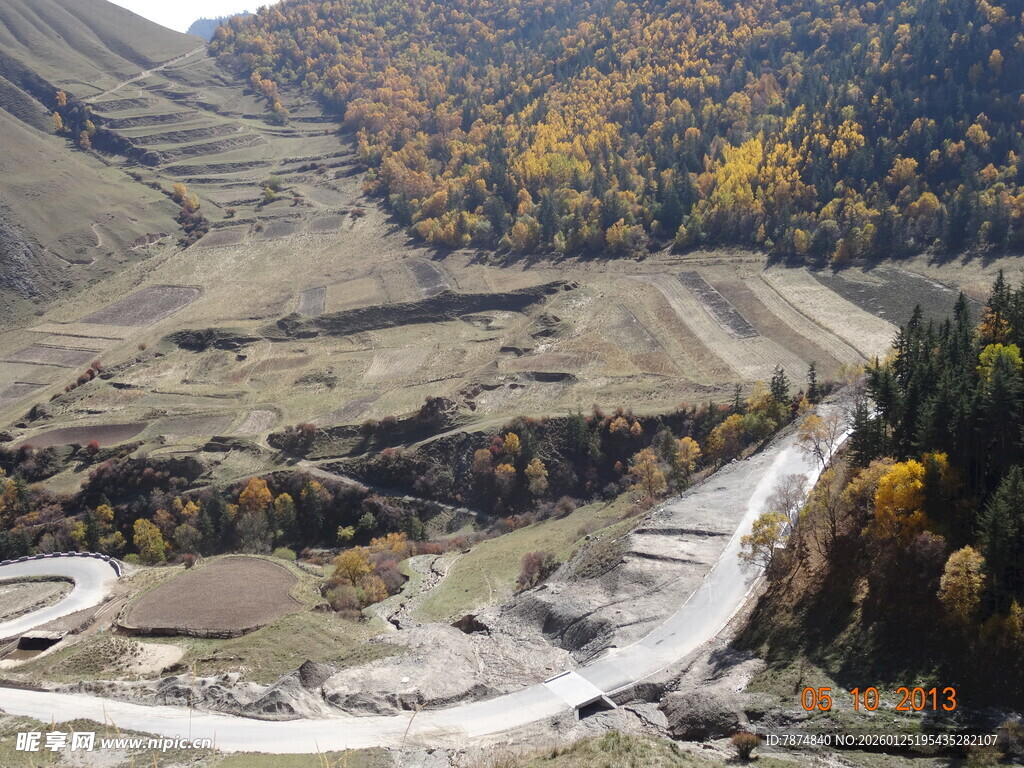 山间蜿蜒公路秋景