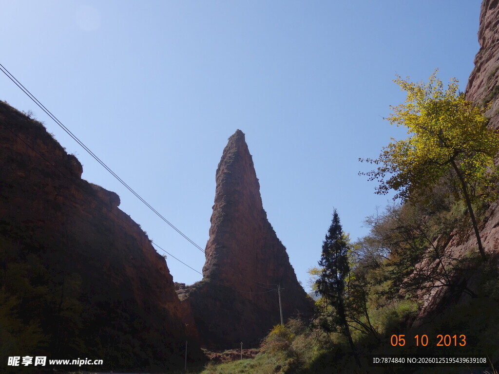 峡谷中的尖峰奇观