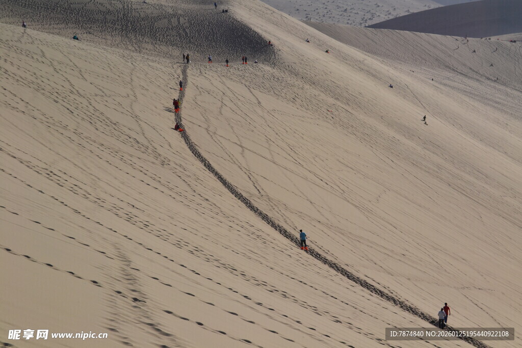 沙漠徒步者的蜿蜒足迹