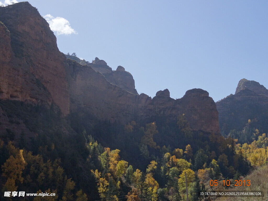 秋日山间壮丽景色