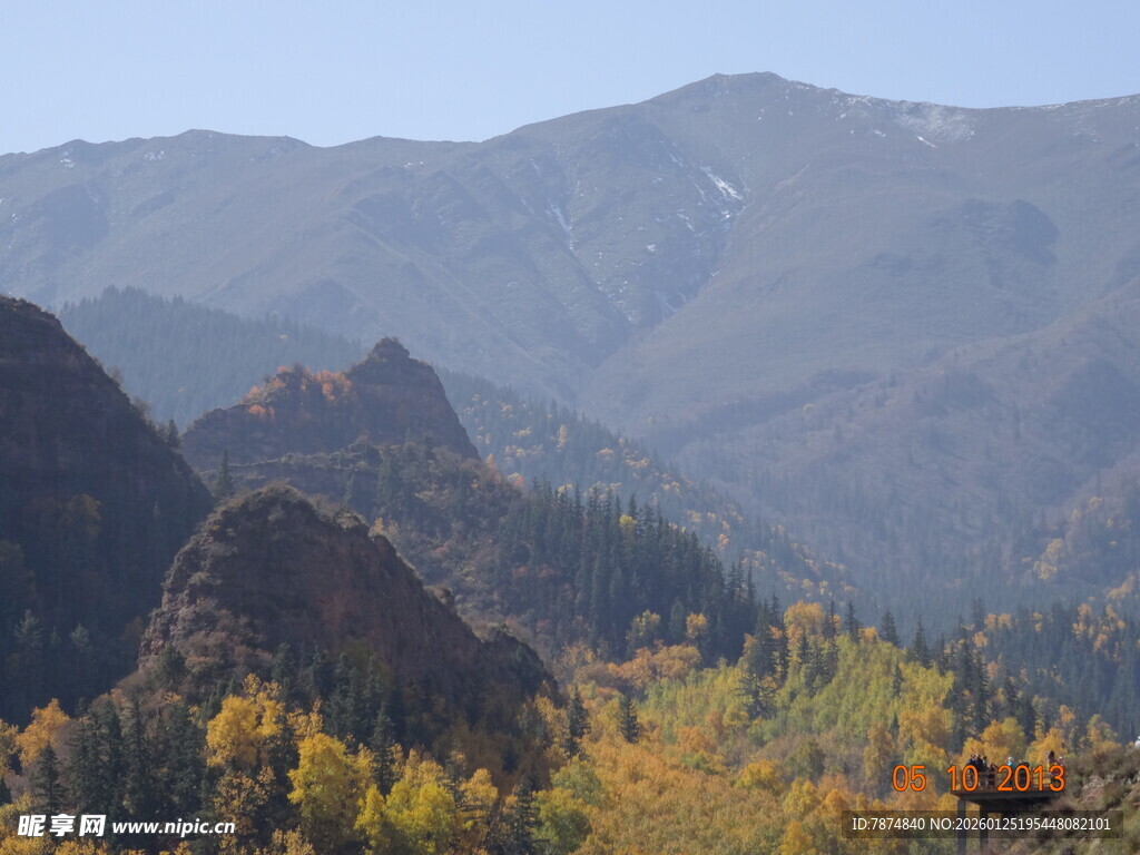 秋日山峦美景