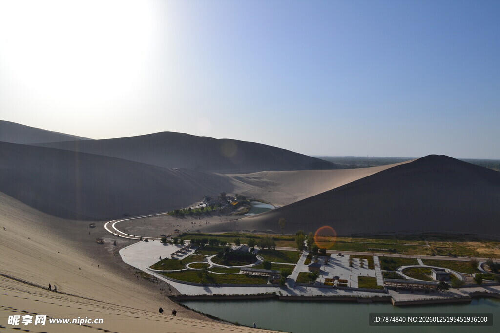 沙漠中的绿洲景观