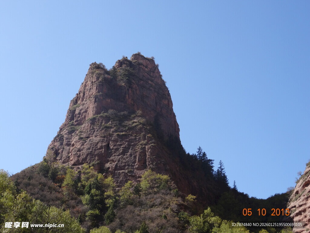 巍峨山峰与葱郁植被