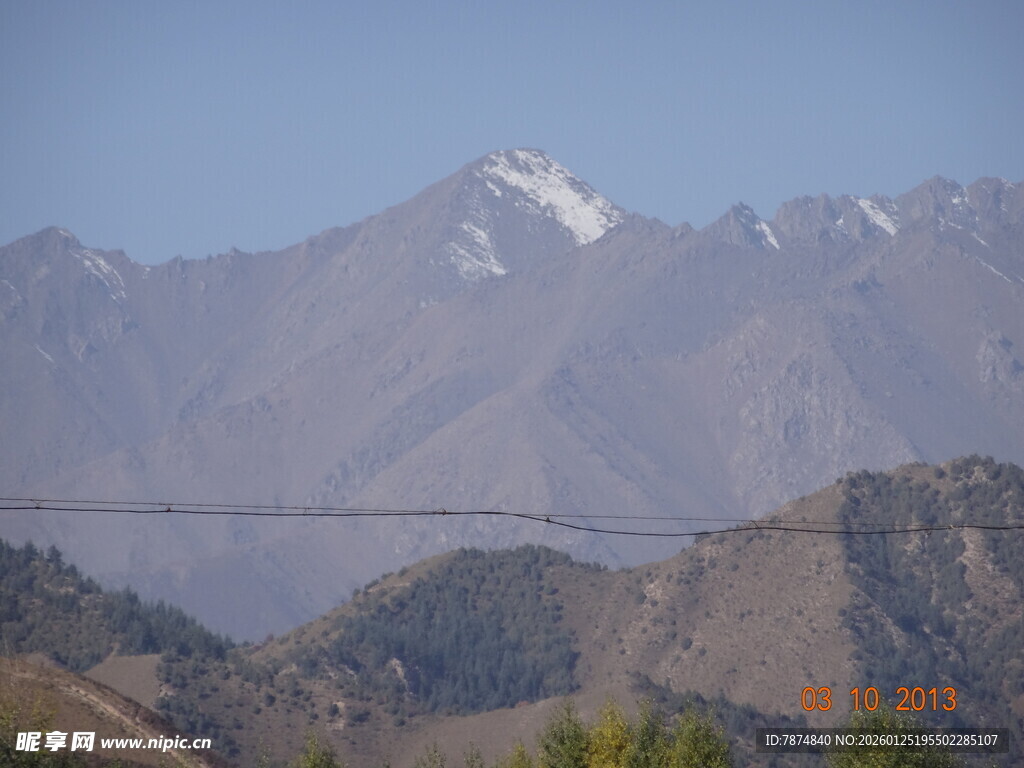 壮丽雪山与连绵山峦景观