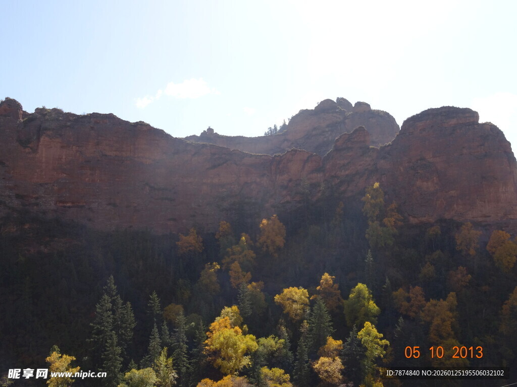 秋日山林间的壮丽红岩景观