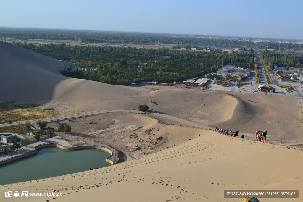 沙漠中的绿洲与沙丘景观