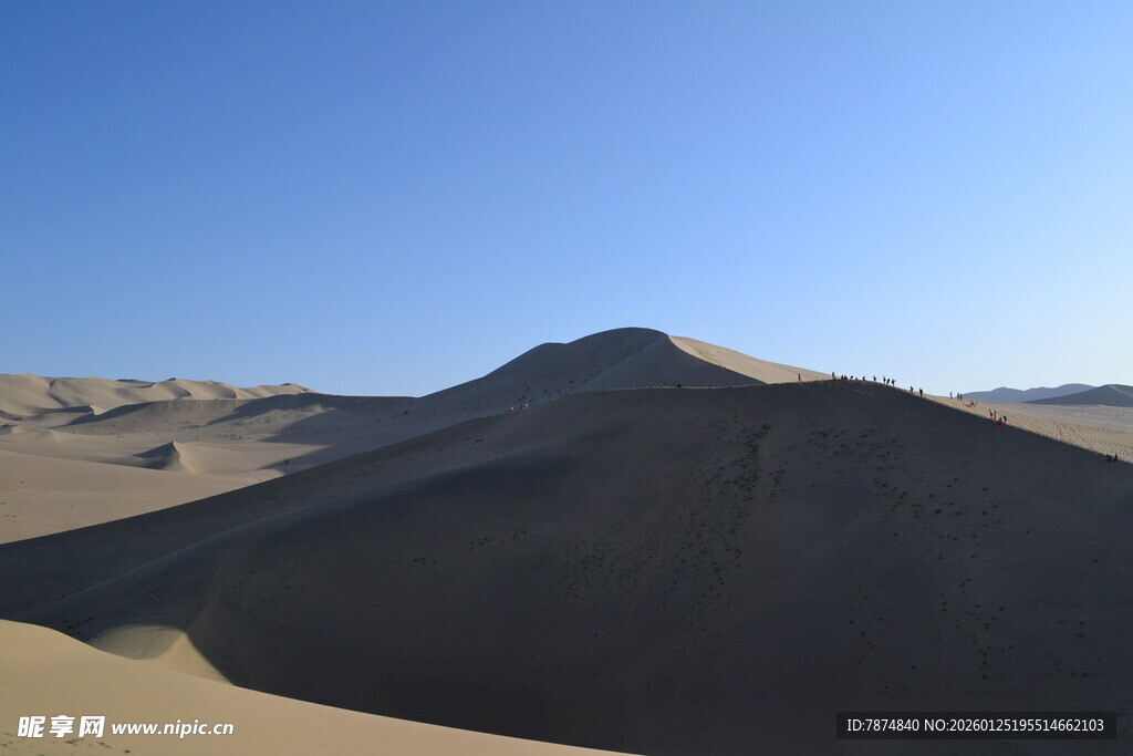 壮丽沙漠山丘景观