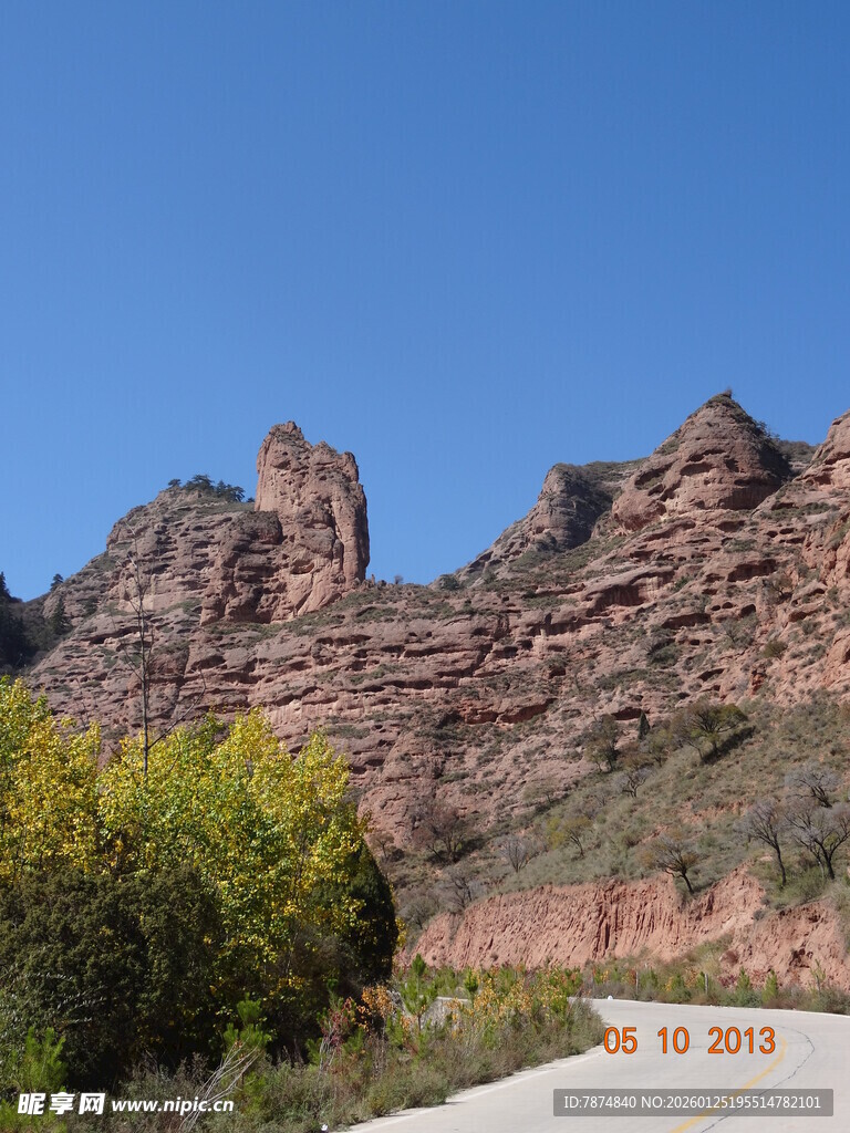 壮丽红岩景观 绿意相伴