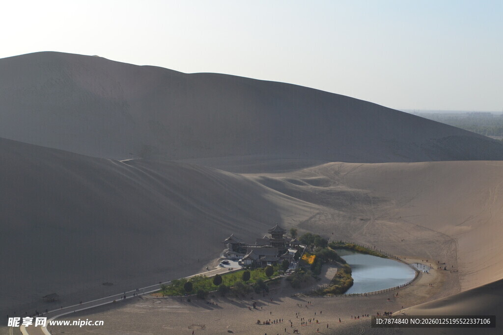 沙漠中的绿洲景观