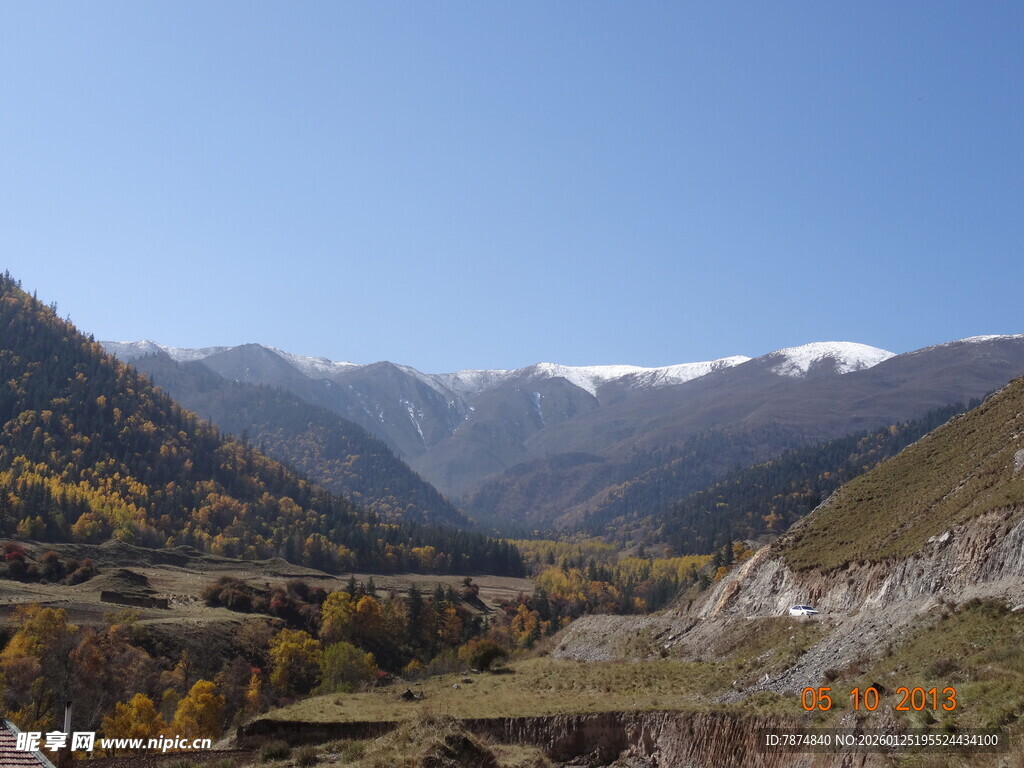 秋日山谷雪山美景