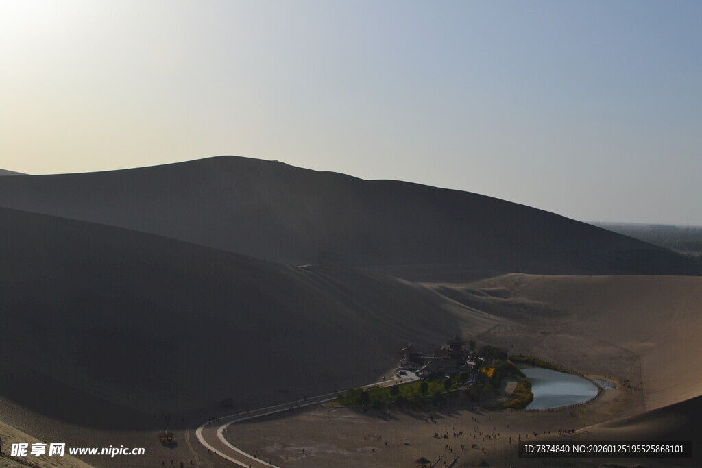 山间公路旁的静谧小湖