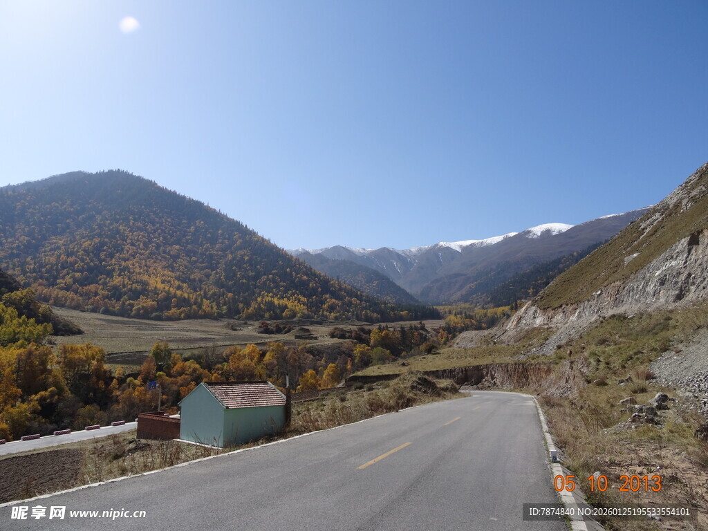 山间公路秋景风光