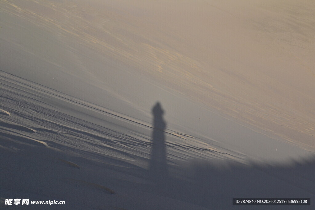 海边灯塔于朦胧天色中