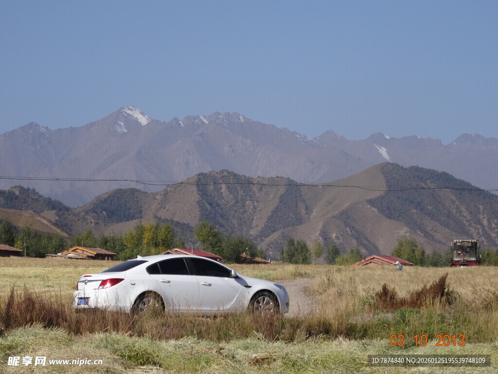 旷野中的白色轿车