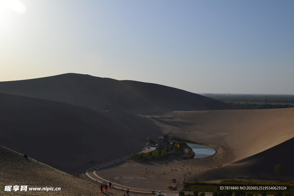 沙漠中的绿洲景观