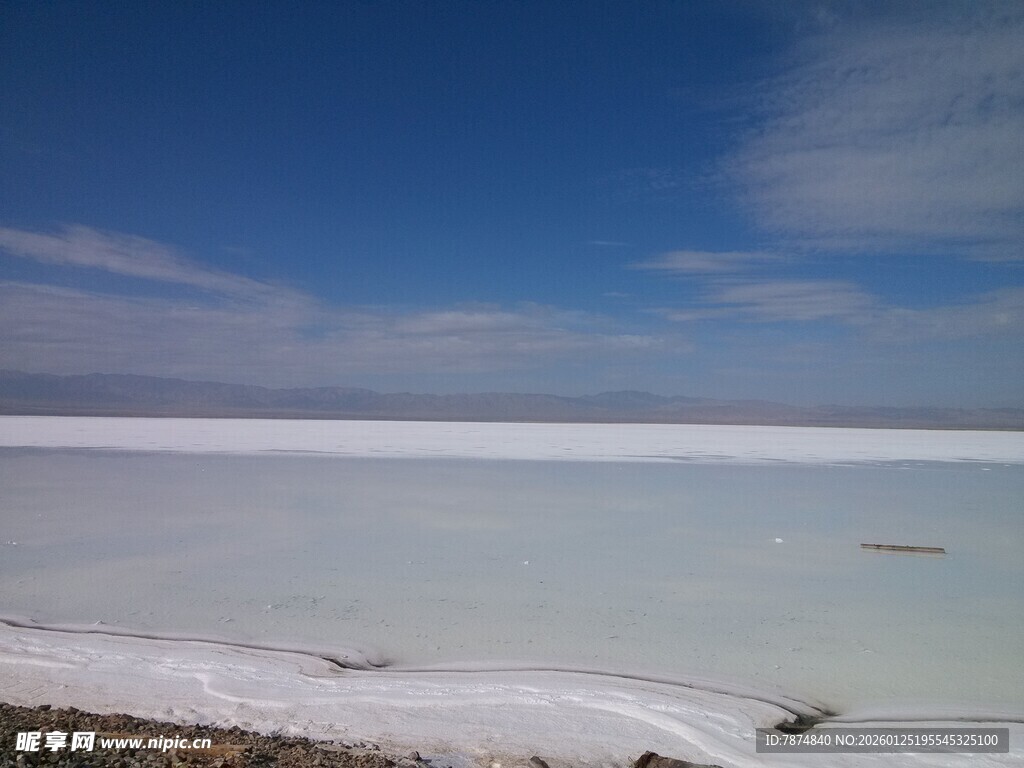 广阔盐湖风光