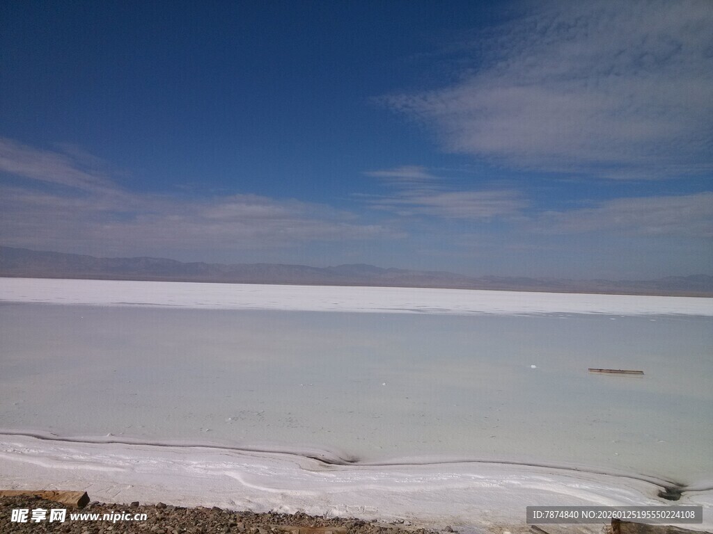 广阔盐湖与蓝天美景