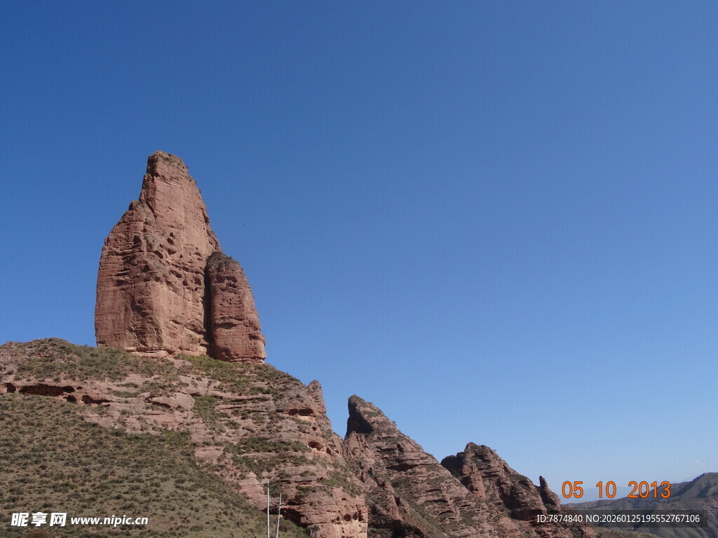 险峻红崖 傲立蓝天之下