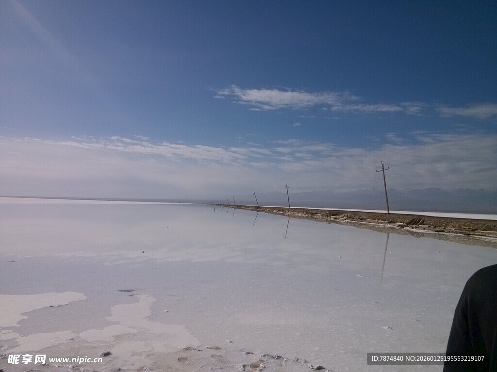 广阔盐湖风光
