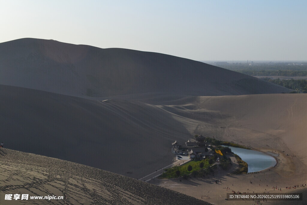 沙漠中的绿洲与水域