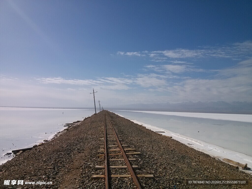 铁轨延伸向广阔盐湖