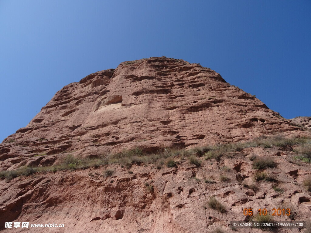 红色山峰 蓝天映衬的景致