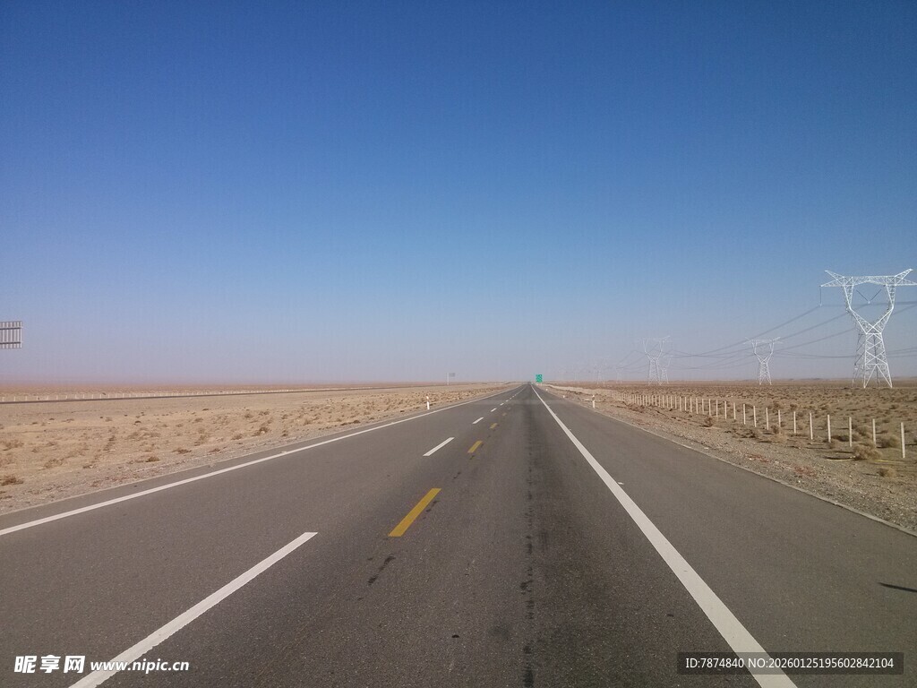 空旷公路伸向远方