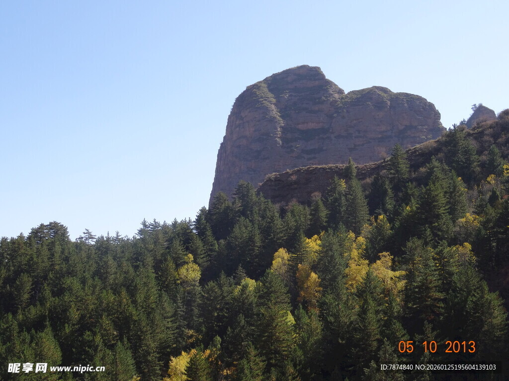 山林间的巍峨山峰