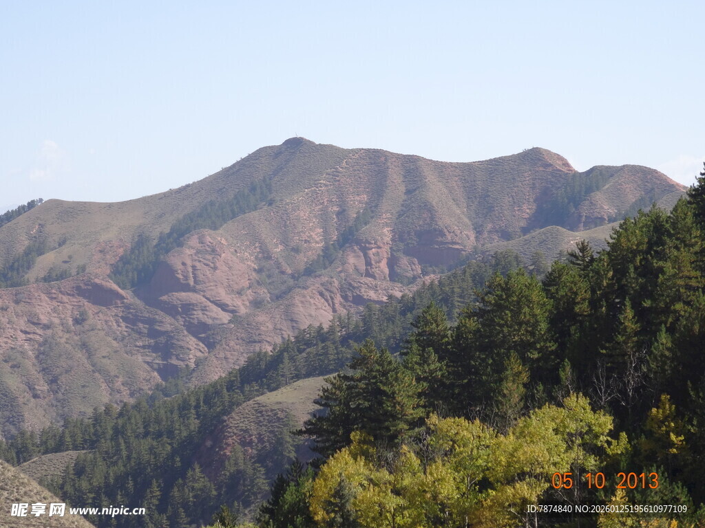 壮丽山景与葱郁植被