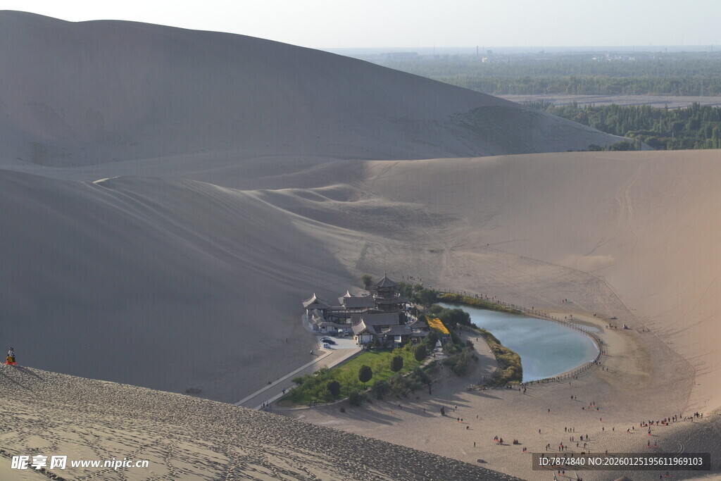 沙漠中的绿洲奇观